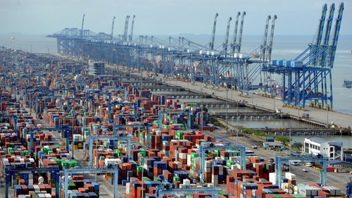 Малайзия не списывает иностранцев в своих портах
